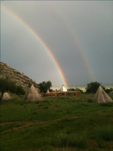 Camp des teepes en Mongolie avec umagnifique arc en ciel